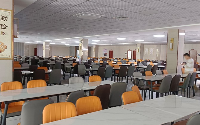 職校食堂環(huán)境圖片,學(xué)生用餐環(huán)境圖片,學(xué)校食堂衛(wèi)生圖片