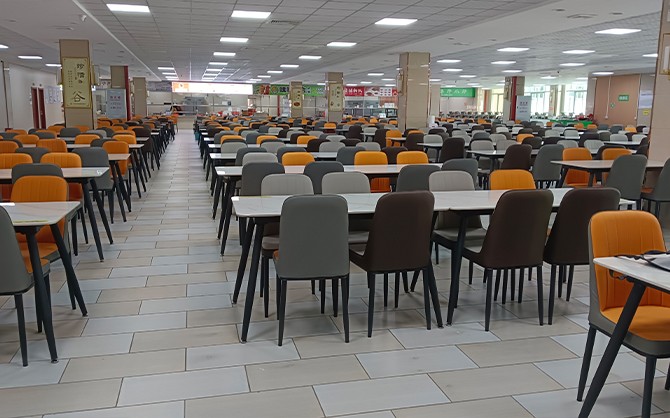 職校食堂環(huán)境圖片,學(xué)生用餐環(huán)境圖片,學(xué)校食堂衛(wèi)生圖片